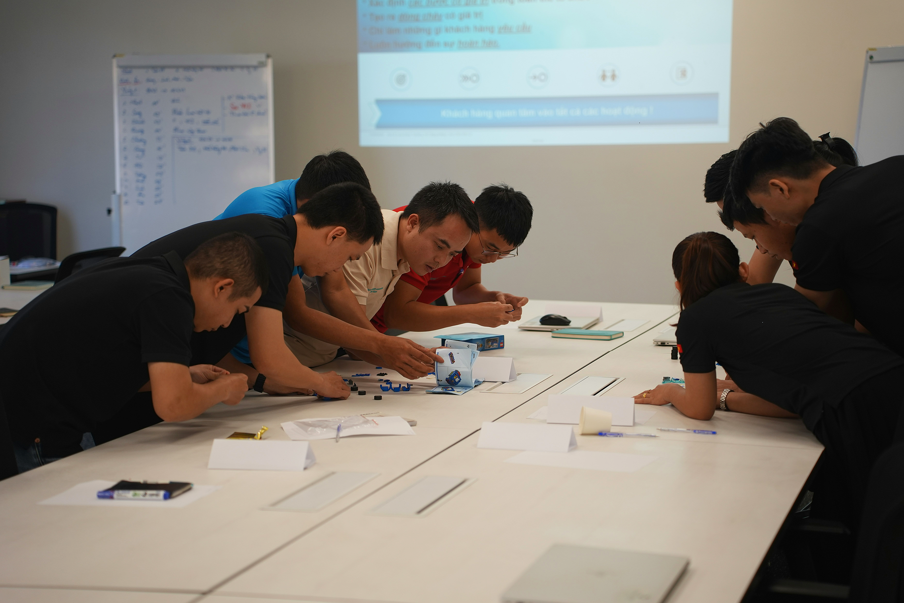 HR consultants discussion, Q&A session, problem solving, technical support, collaboration workspace