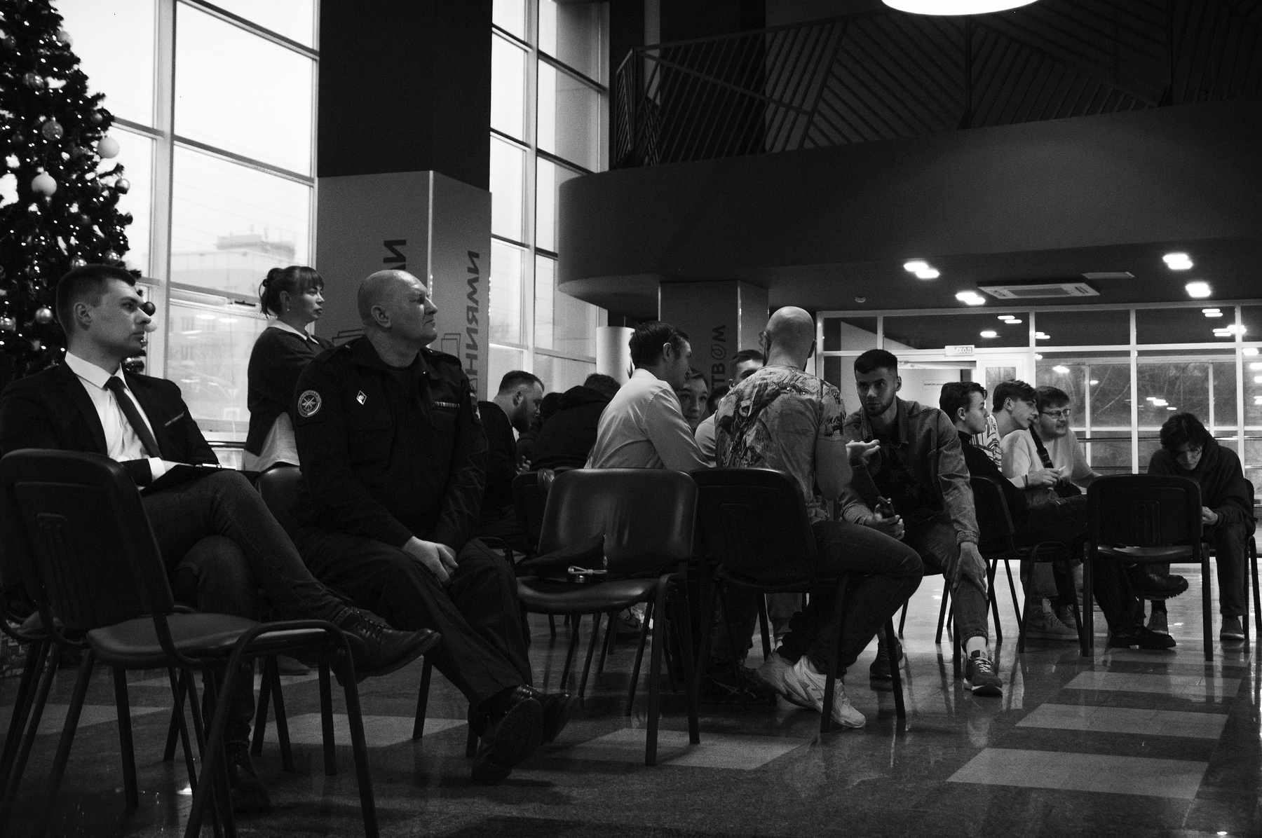 HR analytics report, improved hire quality, efficiency metrics, satisfied team, data-driven meeting